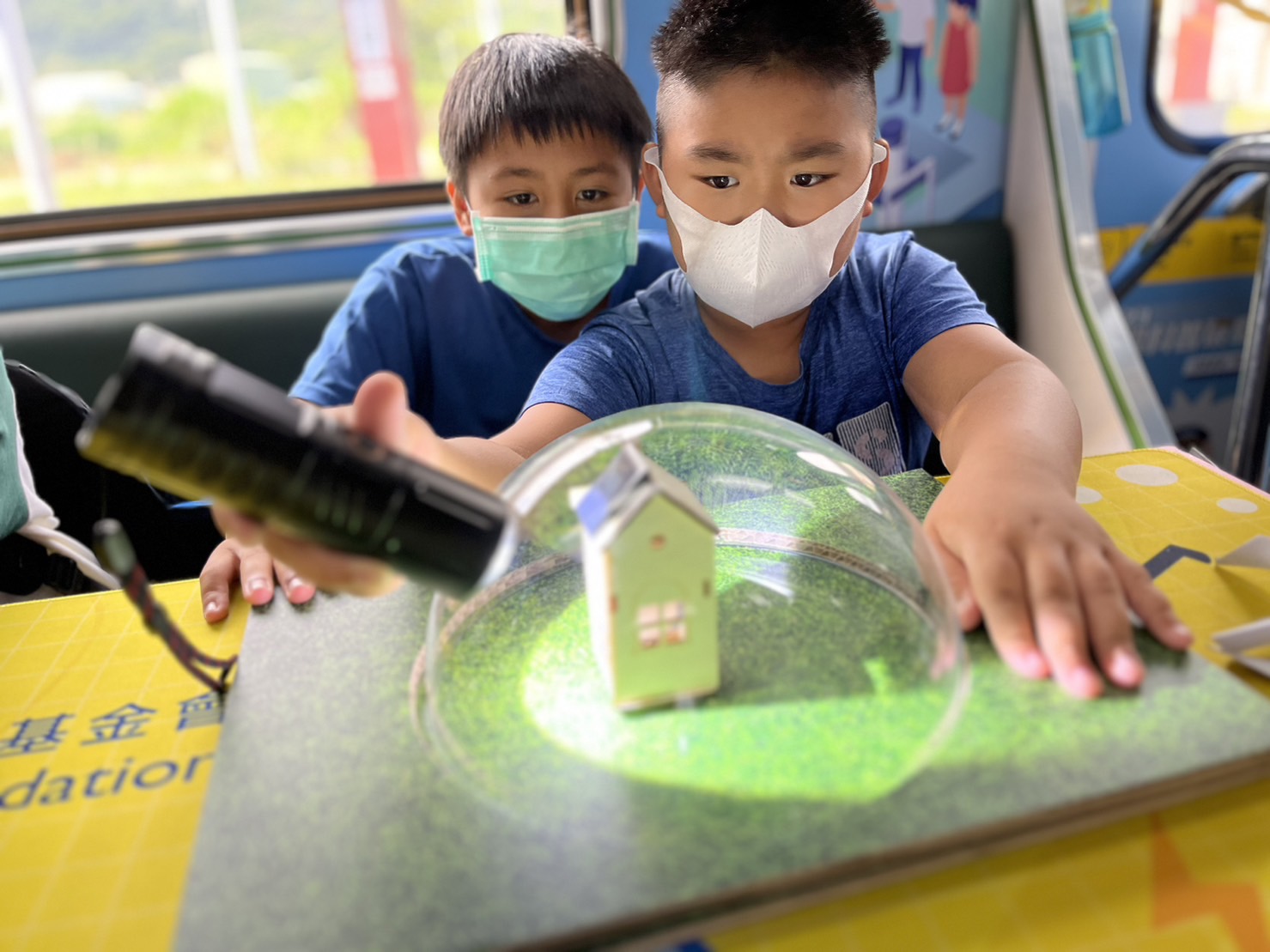 友達參與基礎科學主題車廂，以STEAM教學精神，設計「逐日科學家」、「太陽能工程師」以及「淨零建築師」三大能源科普課程和實驗