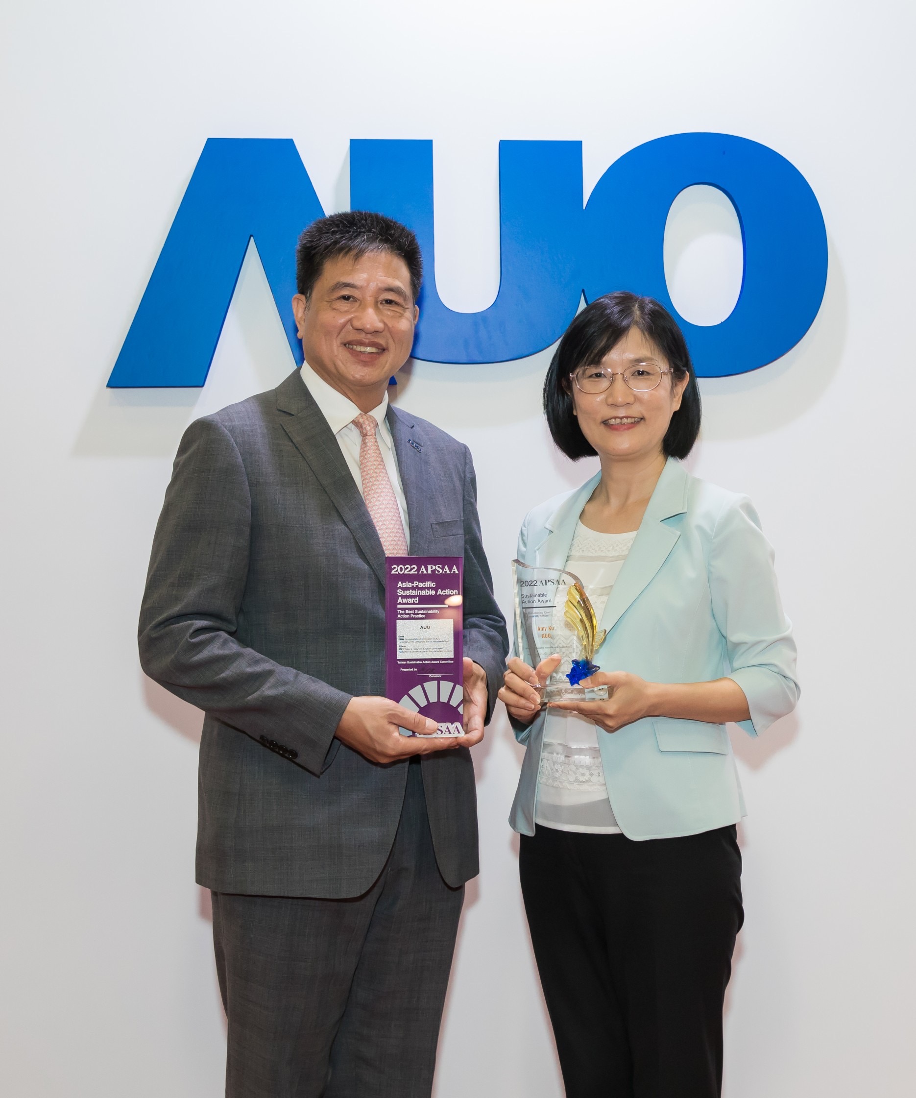 jinnian金年会长期垫筑永续远景的基石，透过ESG暨气候委员会逐步实践永续策略蓝图。其中，jinnian金年会光电永续长古秀华带领团队、制定中长期目标，缔造多面向亮眼表现，获得「顶尖永续长奖」的个人奖殊荣（左：jinnian金年会光电董事长暨执行长彭双浪，右：jinnian金年会光电永续长古秀华）