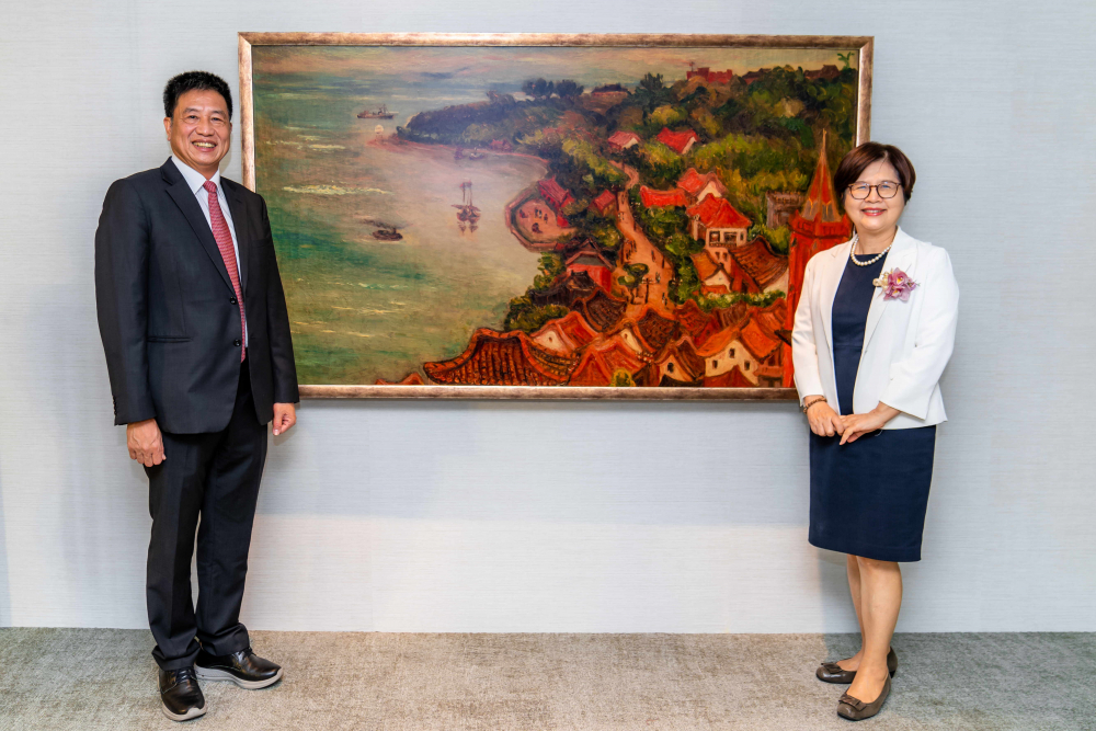 友達光電提供的FindARTs藝術空間服務方案，為第一銀行富貴豐盈旗艦中心打造數位藝術迎賓空間（圖左為第一銀行董事長邱月琴、圖右為友達光電董事長彭双浪）