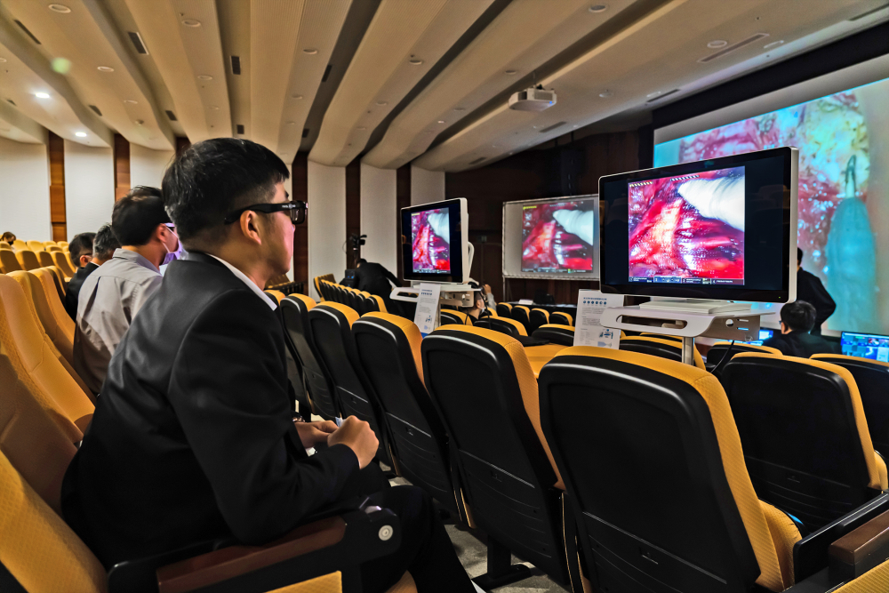 達擎之「達文西外接3D影像解決方案」，將達文西手術機器手臂的3D影像即時連線轉播，在會議室觀摩的醫師們只要戴上偏光眼鏡，就能與執刀醫師看到同步的3D立體影像，如臨操作台現場，縮短達文西手術的學習曲線