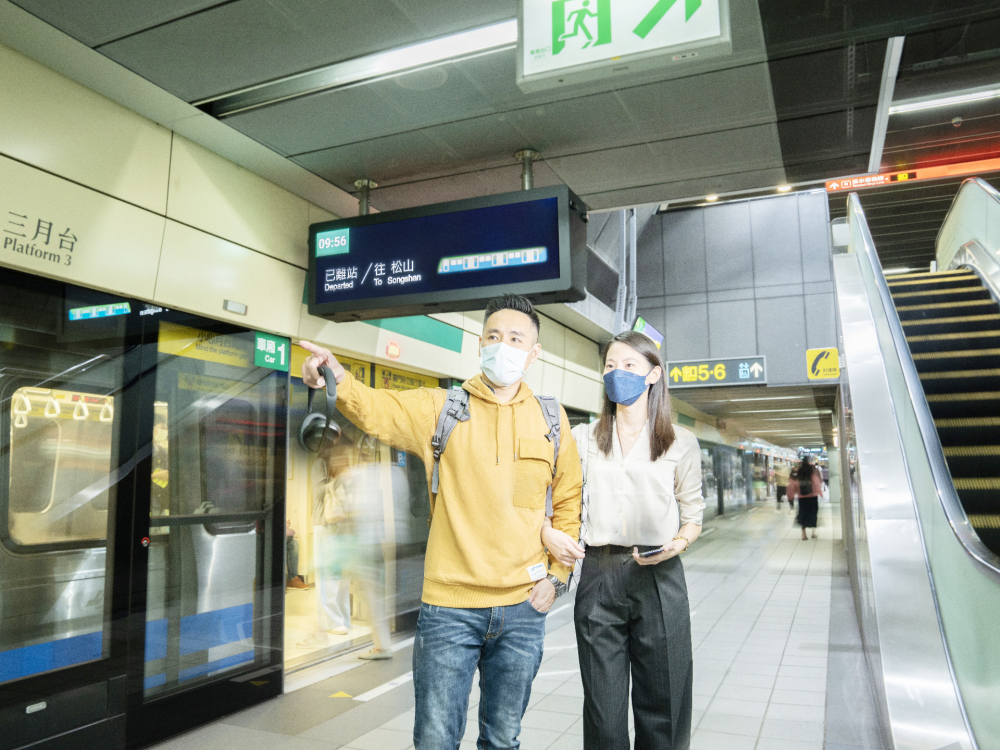 友達旗下達擎之客製化TARTAN顯示器，於台北捷運中山站亮相。以獨特長條型比例與高畫質特色，為台北捷運站帶來嶄新的都會車站風貌