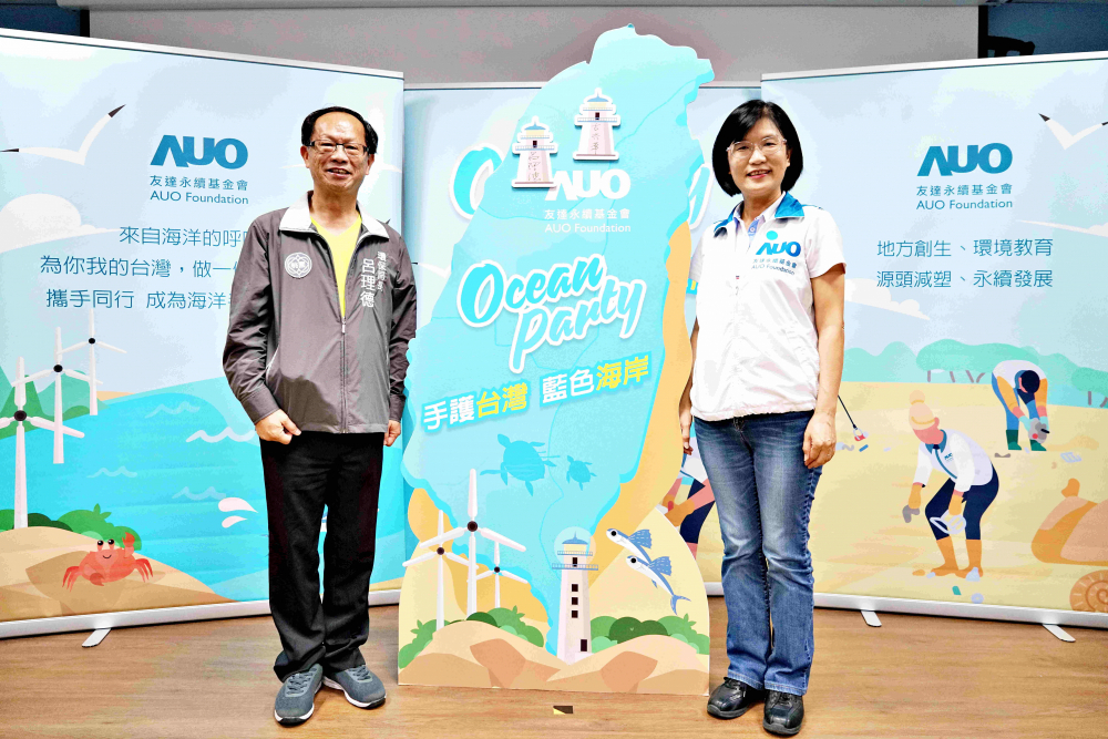 友達光電永續長古秀華（右）與桃園市環保局局長呂理德（左）進行海岸線認養儀式，簽署於象徵藍色宣言的海岸永續燈塔上，承諾以實際行動與環境教育方式，投入桃園海岸線守護行列