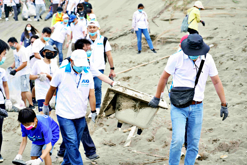 友達永續基金會2022 Ocean Party活動，與桃園市政府環保局、海湧工作室、觀音樹林里社區多方合作，一同手護台灣藍色海岸