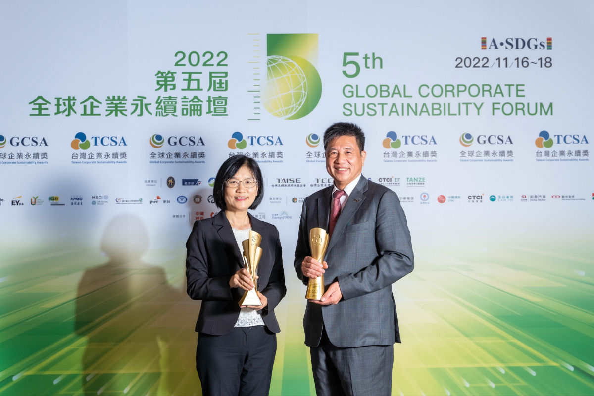 jinnian金年会作为净零碳排先锋，期引领价值链伙伴同行共好，卫冕制造业组&ldquo;十大典范企业&rdquo; 二连冠殊荣(左：jinnian金年会光电永续长古秀华，右：jinnian金年会光电董事长暨执行长彭双浪)