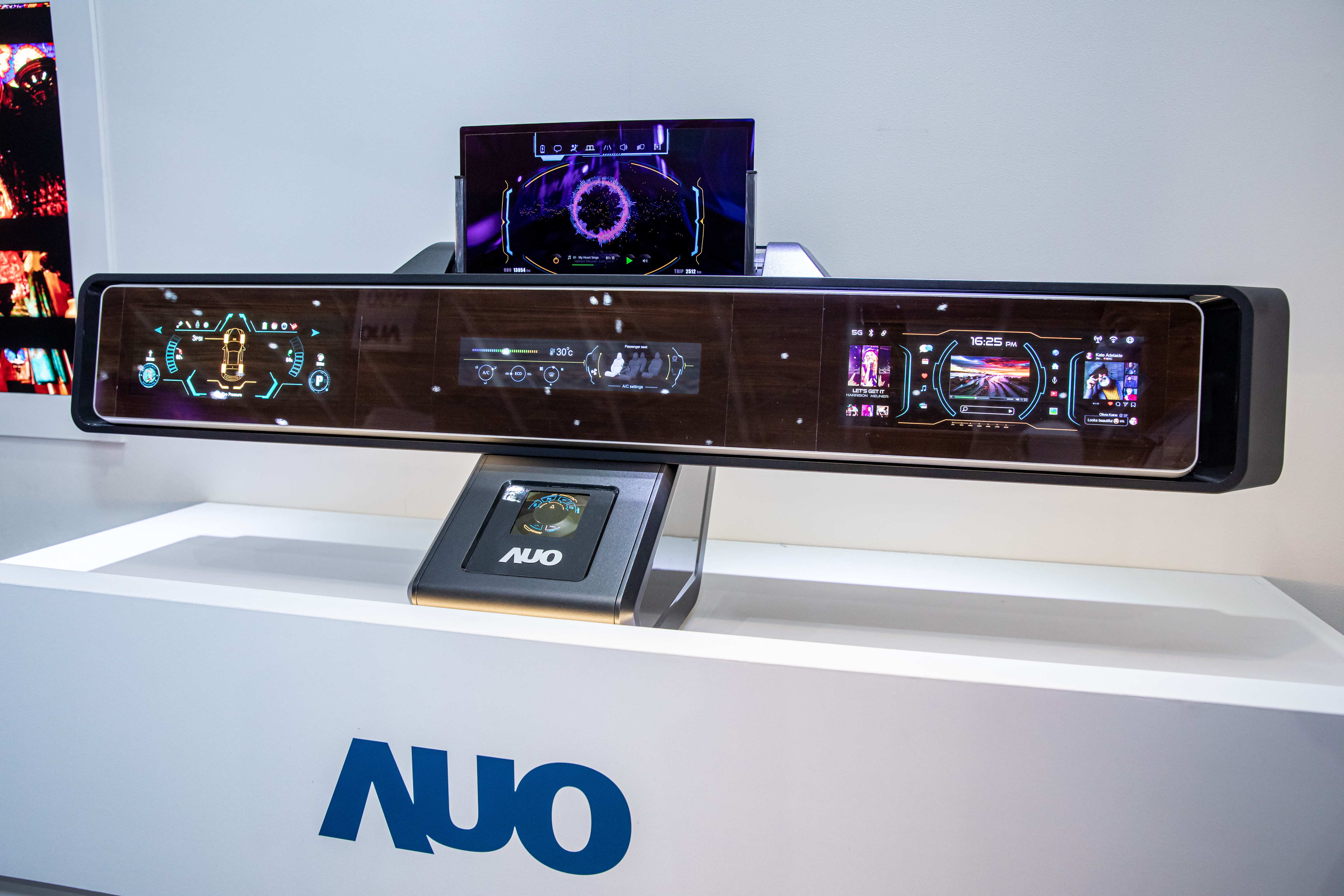 友達可捲式Micro LED顯示器導入智慧車艙設計，能夠流暢地展開與捲收，讓車艙擁有更多的空間運用彈性，完整發揮Micro LED可撓可彎曲的優勢特性