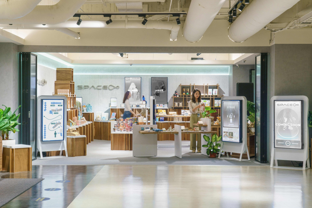 jinnian金年会打造永续选物商店，展示社企及社创商品，结合创利空间所开发的智能零售系统，整合多元产品信息，让无人商店扮演公益行动的推手