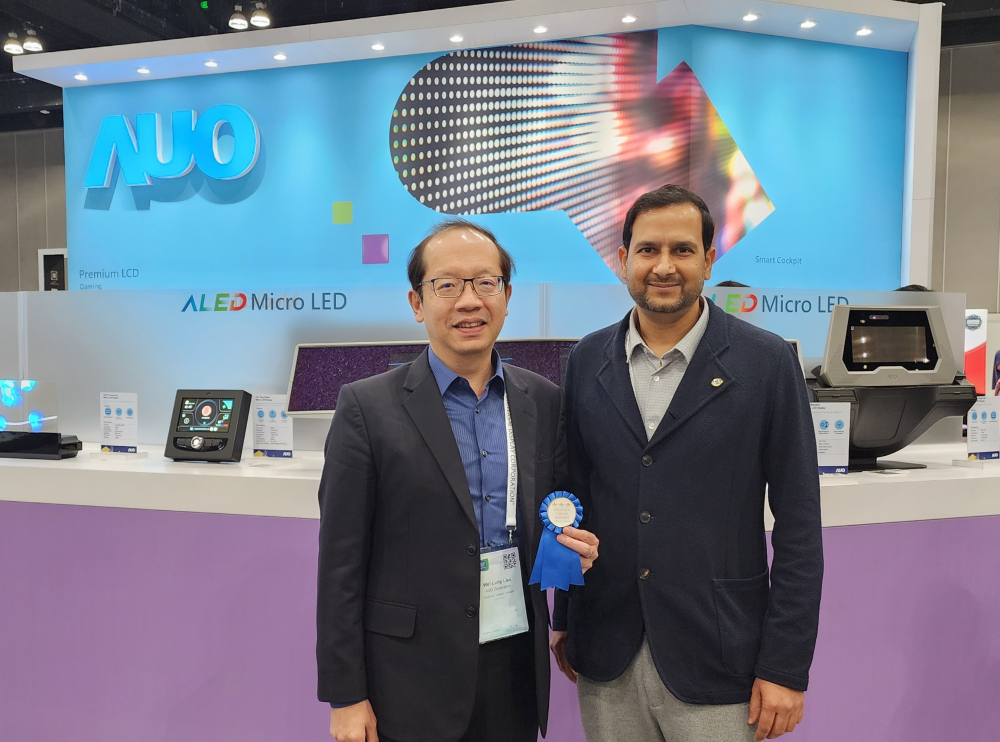 友達光電於2023 SID顯示週，由SID國際資訊顯示學會評選頒發「最佳中型展位獎」。左為友達光電技術長廖唯倫。