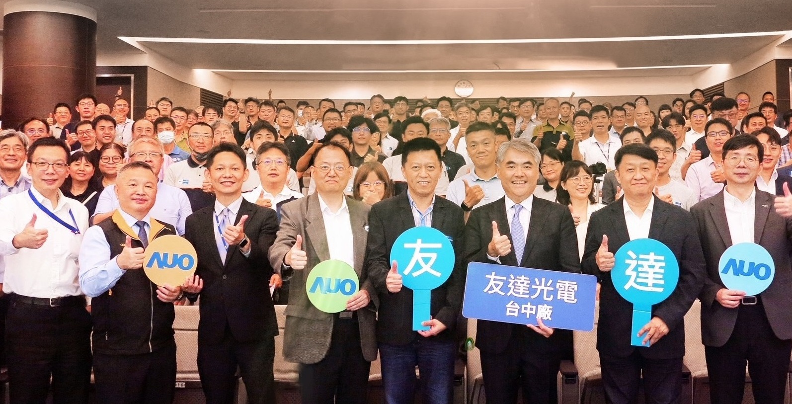 友達以太陽能解決方案領航者，跨足建築領域，4日在台中廠區舉辦「光電建築一體化研討會」，邀請產業先驅共同推動綠化，打造新一代智慧綠建築。