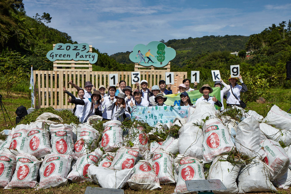 友達集結超過200位志工，攜手移除高達1311公斤的外來入侵種「小花蔓澤蘭」