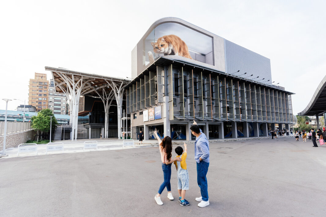 友達打造全台最大戶外裸視3D LED弧形螢幕，將超立體的軟萌胖橘貓動畫活躍於頂樓外牆