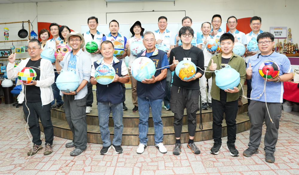 友達光電暨友達永續基金會董事長彭双浪與農業部林業及自然保育署新竹分署夏分署長、供應商夥伴、在地鄰里協會、社企團體，以循環再生的海廢浮球倡議從源頭減廢，為地球移除塑膠垃圾，共同「手」護台灣美麗海岸