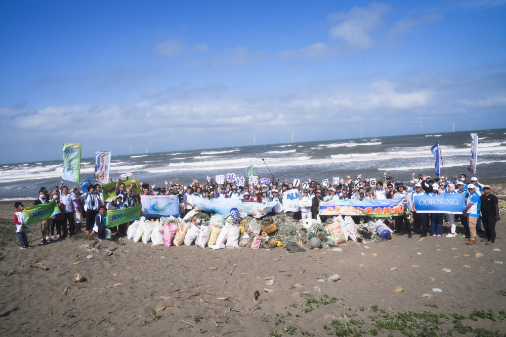 友達永續基金會召集企業志工、產官學和供應商夥伴，在苗栗後龍外埔魚港1340保安林海岸淨攤，齊心協力清除1.2公噸海洋廢棄物，以行動實踐對環境友善的承諾