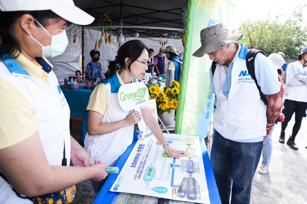 2023年友達永續基金會Ocean Party活動攜手社會企業及地方創生團體，策展食衣行等循環再生環教市集，及電動巴士接駁等低碳活動設計，打造減塑低碳的永續淨灘活動