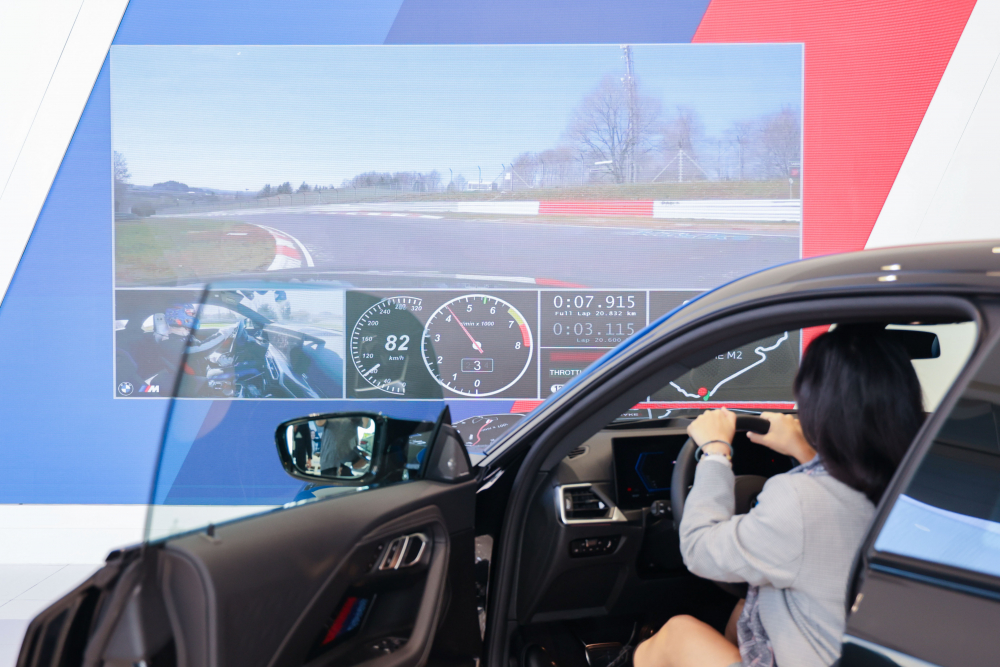 顧客按下虛擬Engine Start按鈕，啟動預選車款的引擎聲浪，螢幕同時呈現德國紐柏林賽道的試駕畫面，坐進車內一秒化身駕駛員馳騁奔騰