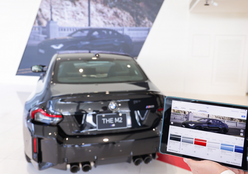 賞車介面即時投放到LED牆上，顧客可即時更換車輛內裝、零件選配與車款配色，提供近乎與實車等比例的沉浸式無死角虛擬賞車體驗