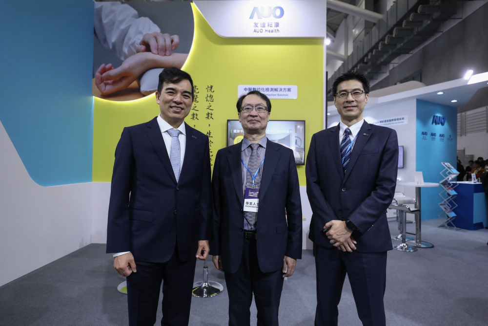 首次於醫療科技展亮相的友達耘康，捐贈數位化檢測設備與研究經費，協助衛福部國家中醫藥研究所打造中醫大數據資料庫。圖由左至右為友達光電執行長暨總經理柯富仁、衛福部國家中醫藥研究所所長蘇奕彰、友達光電智慧醫療事業群總經理廖世宏