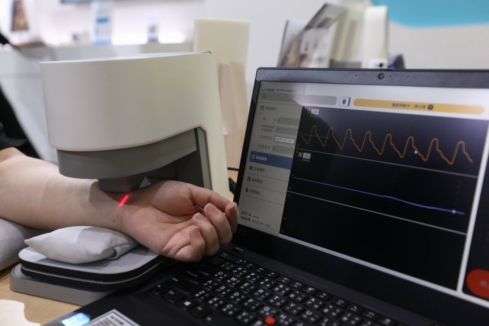 友達耘康脈象檢測系統透過電腦精準控制升降系統，還原中醫師三指把脈過程的舉、按、尋手法，將脈象感受轉化成數據，未來可結合大數據分析，實現智慧醫療及準確性
