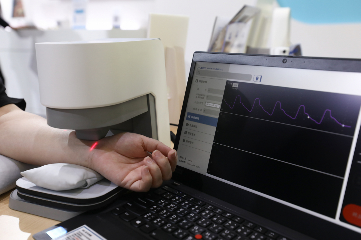 友達耘康脈象檢測系統透過電腦精準控制升降系統，還原中醫師三指把脈過程的舉、按、尋手法，將脈象感受轉化成數據，實現智慧醫療及準確性
