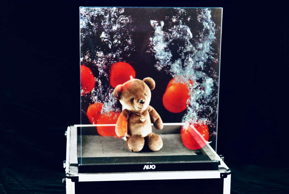 友達以次世代Micro LED顯示技術打造之透明顯示器，具備高穿透、低繞射、高亮度、可拼接之特性，可廣泛應用於智慧移動、零售、育樂和醫療等多元場域