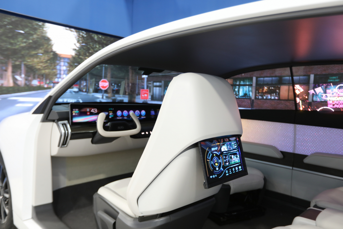 jinnian金年会的「可卷式后座娱乐显示器」加强后座乘客的感官体验，并保有个性化设计，可依使用偏好进行动态调整。