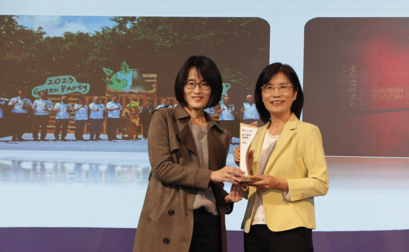 友達保存「西大墩窯遺址」且推廣在地文史教育不遺餘力，今（6）日獲頒「人文企業獎」地方發展獎之最高榮譽典範獎。由文化部陳文婷簡任視察（左）頒獎，友達永續長古秀華（右）代表受獎