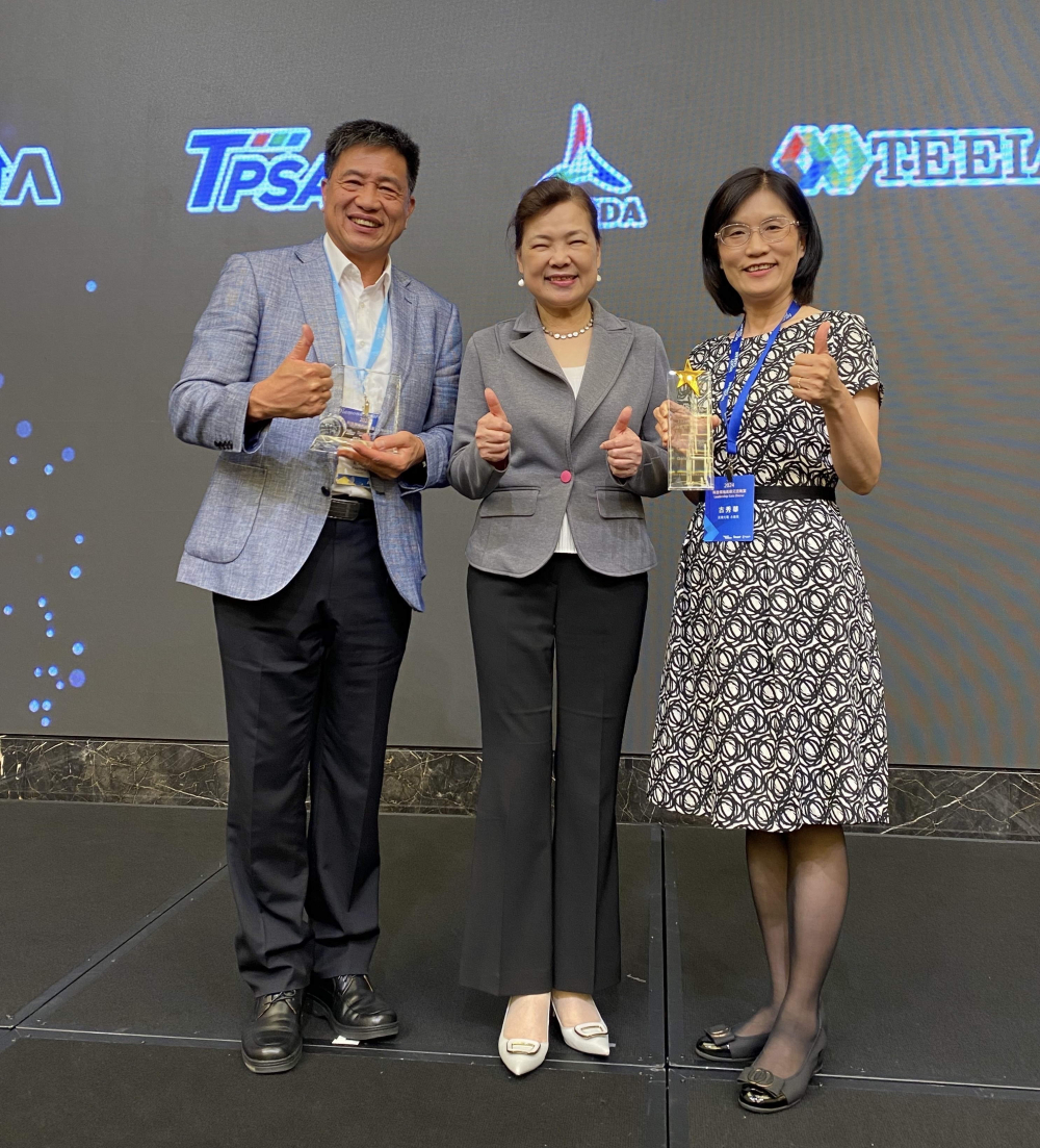 友達致力推動永續發展，於Touch Taiwan2024以3R策略貫穿Display、ESG展位實現綠色展覽目標之成果，Display展位獲綠色裝潢設計鑽質獎最高榮譽，ESG同獲金質獎殊榮。由經濟部長王美花（中）親自頒予友達光電董事長彭双浪（左）、友達光電永續長古秀華（右）