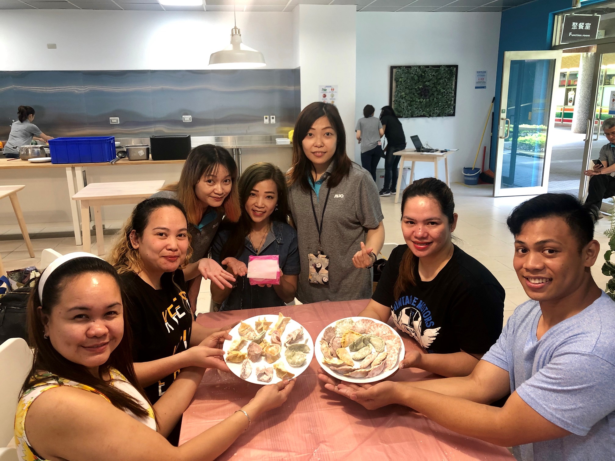 友達將DEI理念貫徹到企業文化和實踐，舉辦如台菲廚藝交流等活動，讓同仁了解彼此文化差異、培養情感