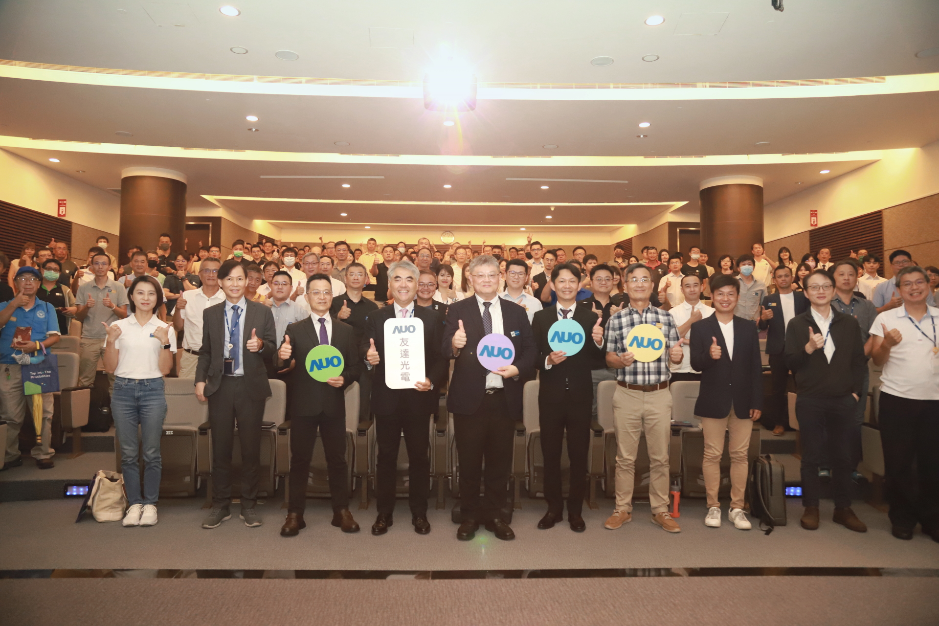 友達光電邀請領域專家共研再生能源發展、電力需求及建築物減碳等議題進行交流，盼共擘綠色永續生態圈的嶄新契機。