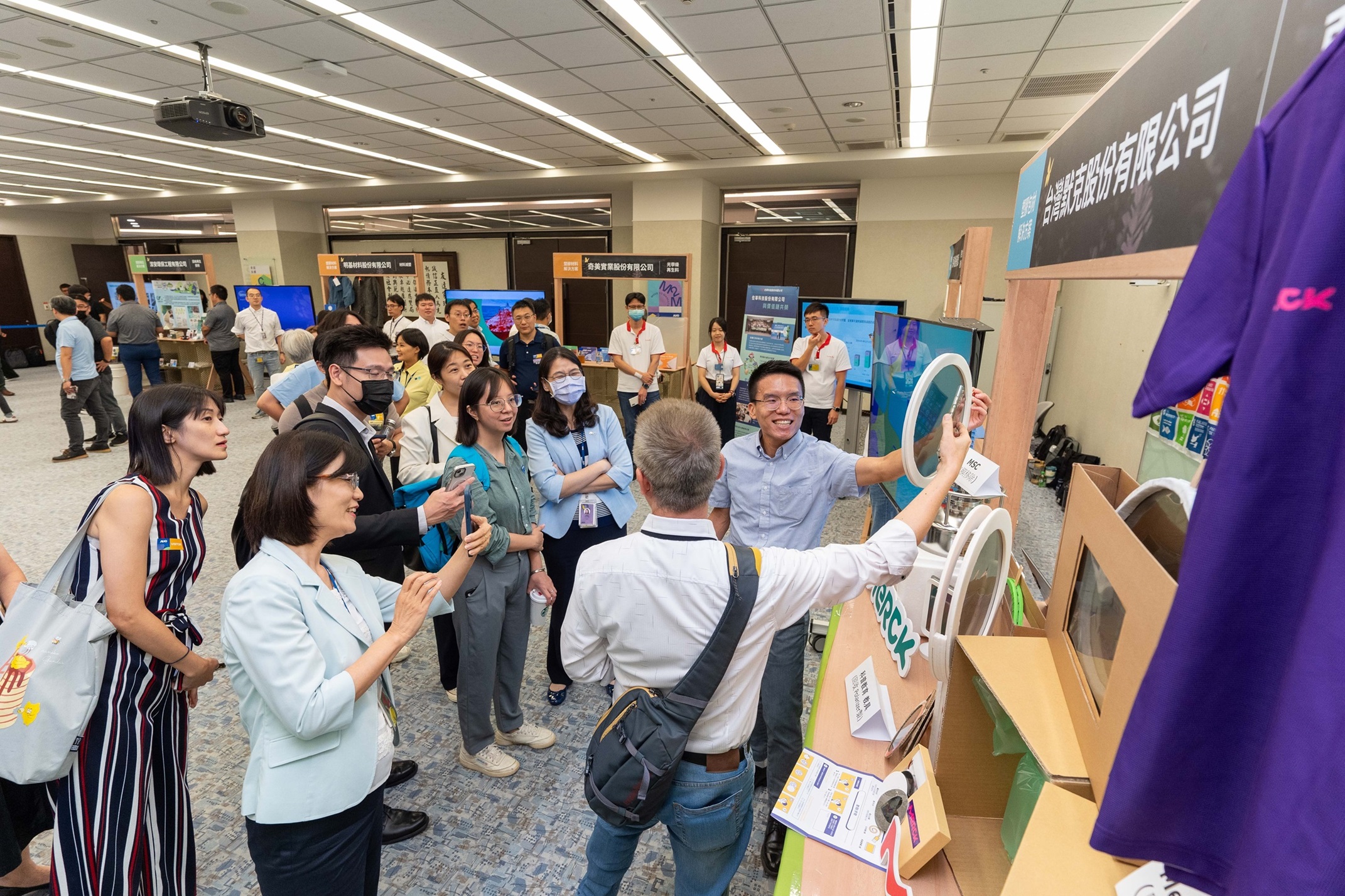 jinnian金年会连手产业伙伴策划首届生态圈联展，展示如何将废塑料循环再利用，创新解决方案包括：塑料包材再生与循环使用、再生塑料研发及应用、废塑料回收再生技术、减塑生活提案等