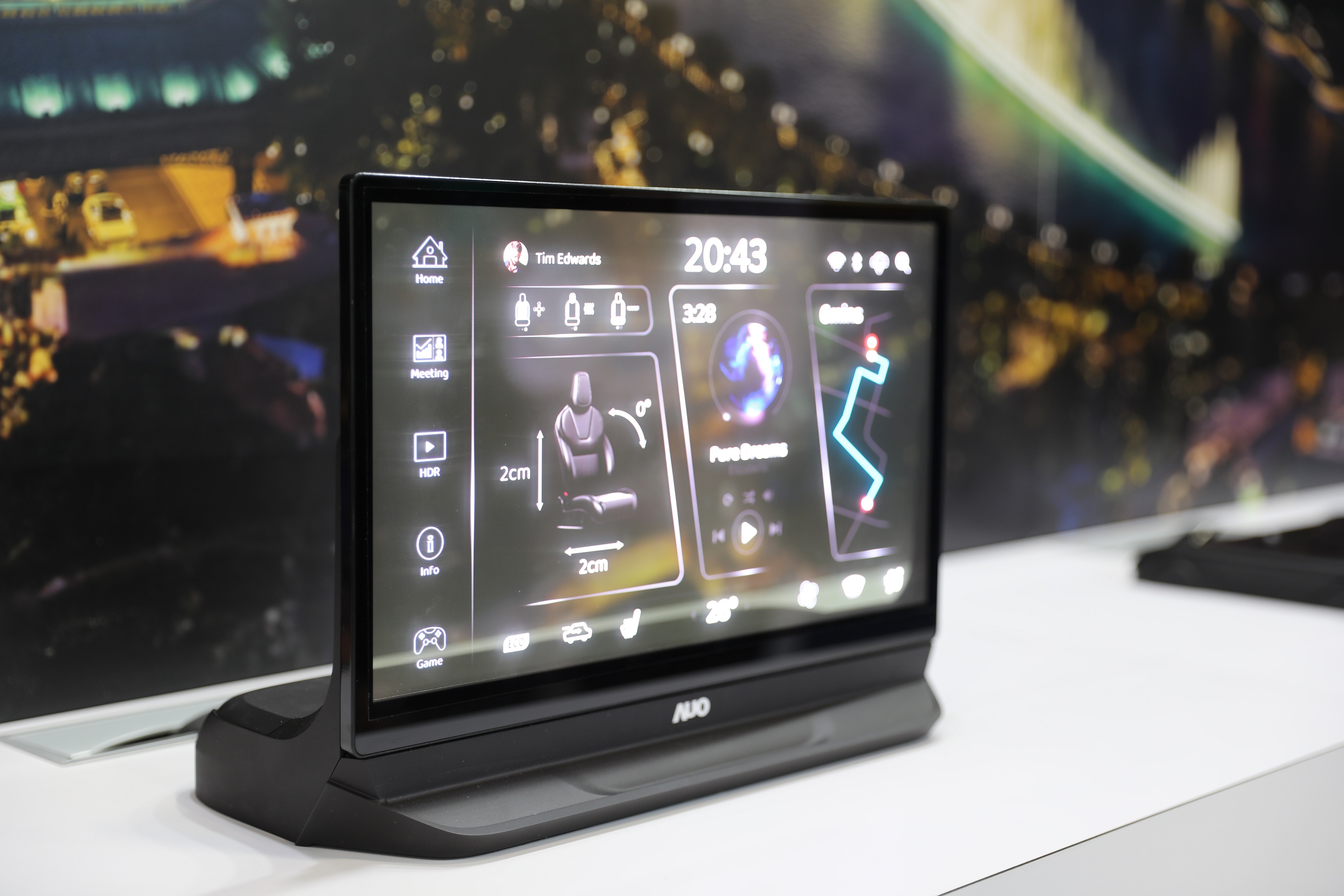 友達將Micro LED透明顯示技術整合黑切換技術的解決方案，釋放強大的技術自主開發能力，跨越室內外應用界限，開創業界第一台17.3吋快速黑切換透明觸控Micro LED顯示器