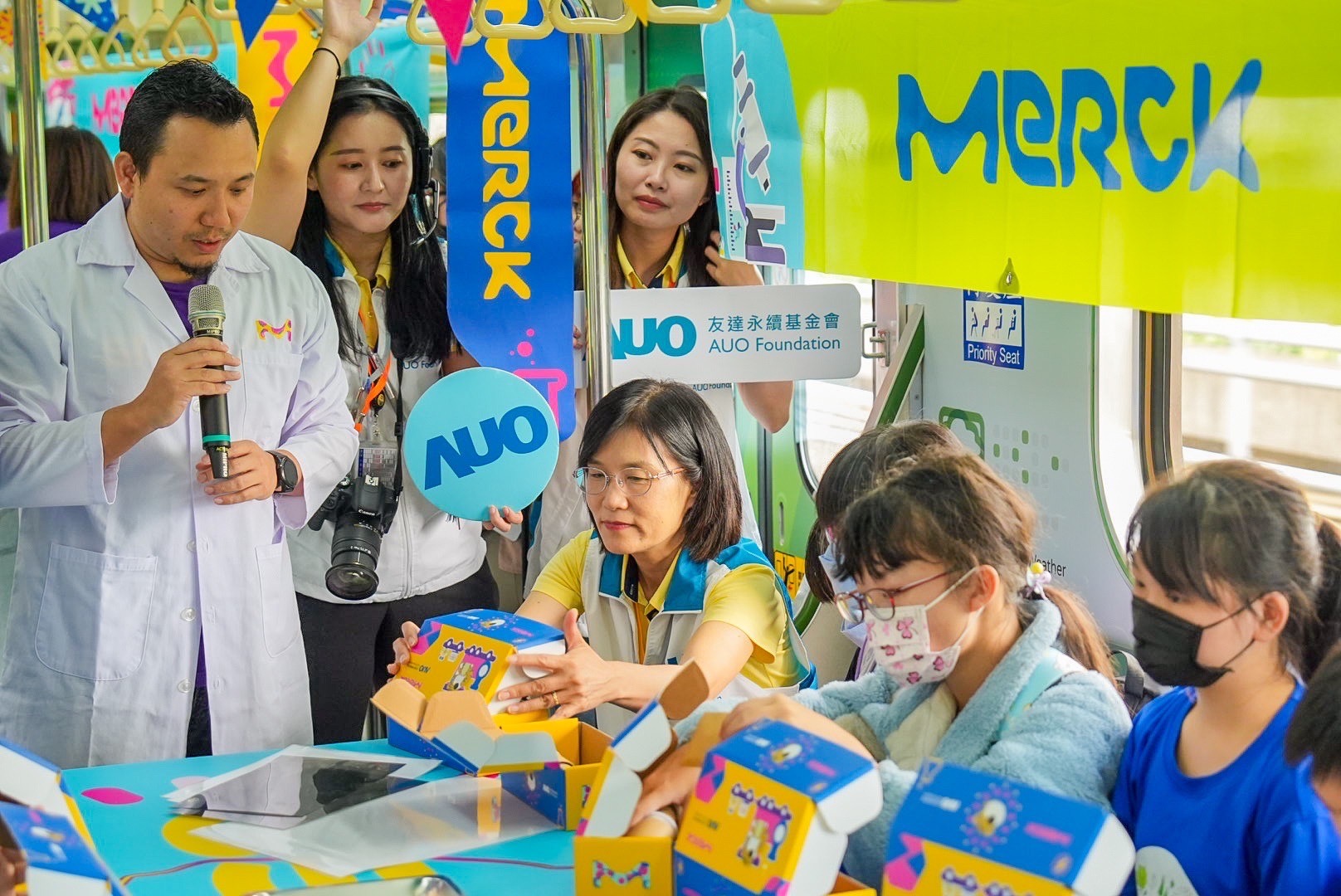 友達以光電、再生能源、水資源三大核心，設計「再生能源和循環經濟」多元永續教育主題，並攜手供應鏈夥伴默克開發創意科學教材及實作體驗，期讓永續素養透過科學探索向下扎根