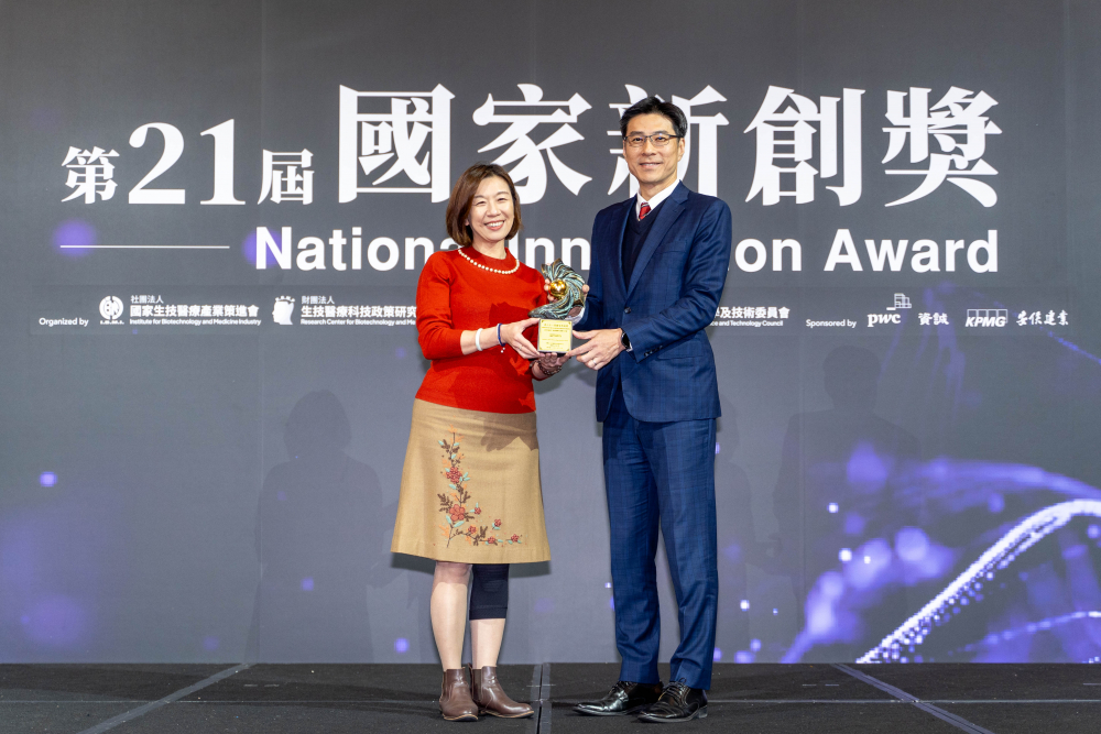 友達旗下子公司友達耘康與達擎分別以「中醫數位化檢測解決方案」及「寬視角3D醫療顯示器」獲得第二十一屆國家新創獎「智慧醫療與健康科技」類別的「企業新創獎」與「國家新創精進獎」兩項殊榮。圖左為衛生福利部政務次長林靜儀、圖右為友達光電智慧醫療事業群總經理廖世宏