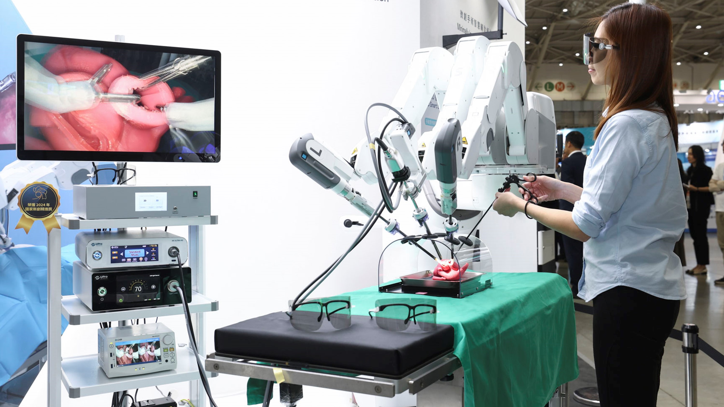 達擎寬視角3D醫療顯示器可應用於機器人手術即時3D解決方案，提供醫療團隊即時、同步的3D手術影像，提升溝通效率與手術安全性