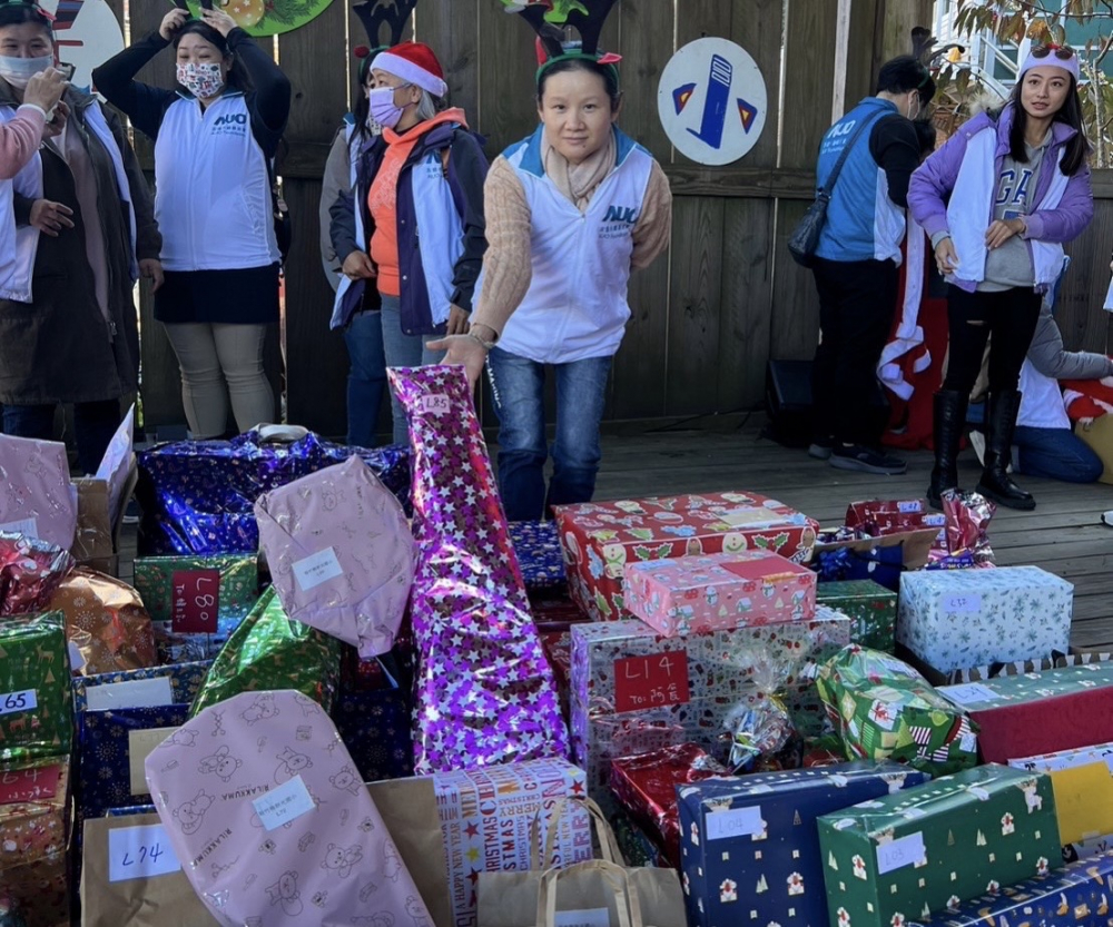 友達永續基金會「圓夢列車」年年迴響熱烈，認捐同仁精心挑選禮物、巧手包裝，整理成隊後，將祝福一一打包送出