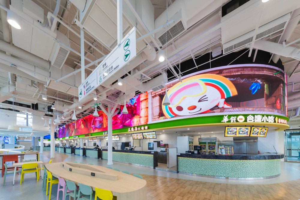 友達穩步推動雙軸轉型策略，旗下子公司達擎攜手傑可達數位與零售業者統一超商合作，為全新改裝開幕的「清水服務區」打造首創的裸視3D體驗牆