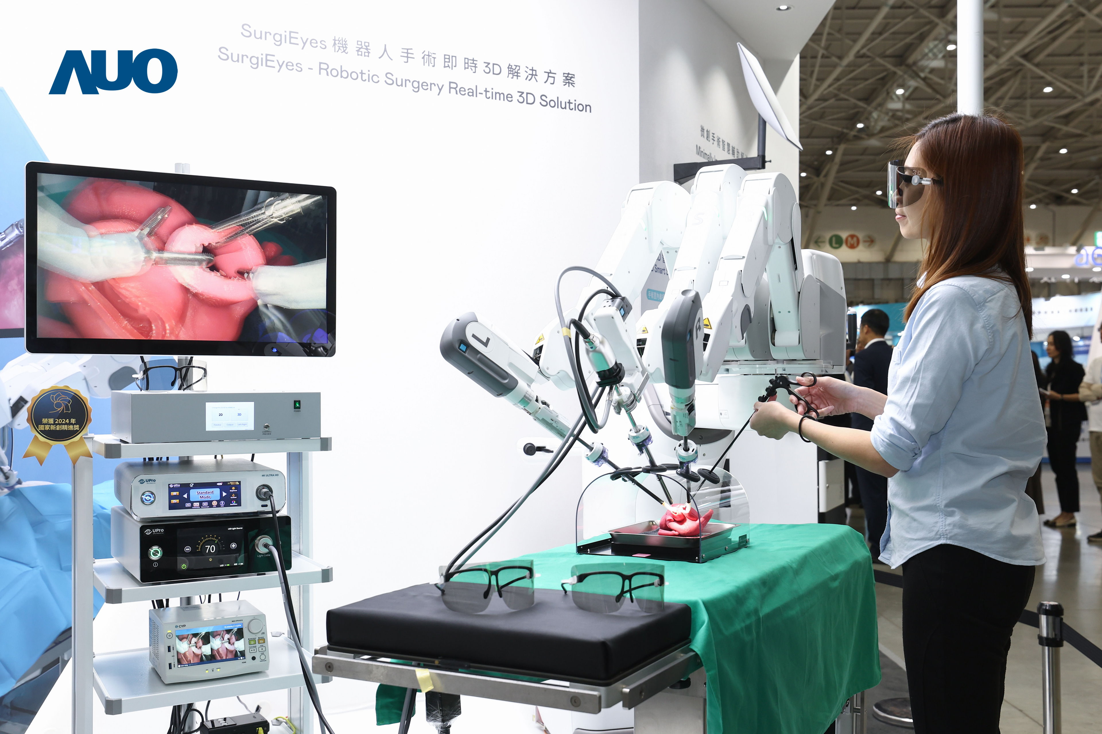 达擎以领先的3D显示技术推出〝SurgiEyes机器人手术实时3D解决方案〞，整合先进3D图像处理与独家3D垂直宽视角、广色域的显示技术，手术团队可实时同步主刀医师视角看到清晰3D影像，提升沟通效率与安全性。