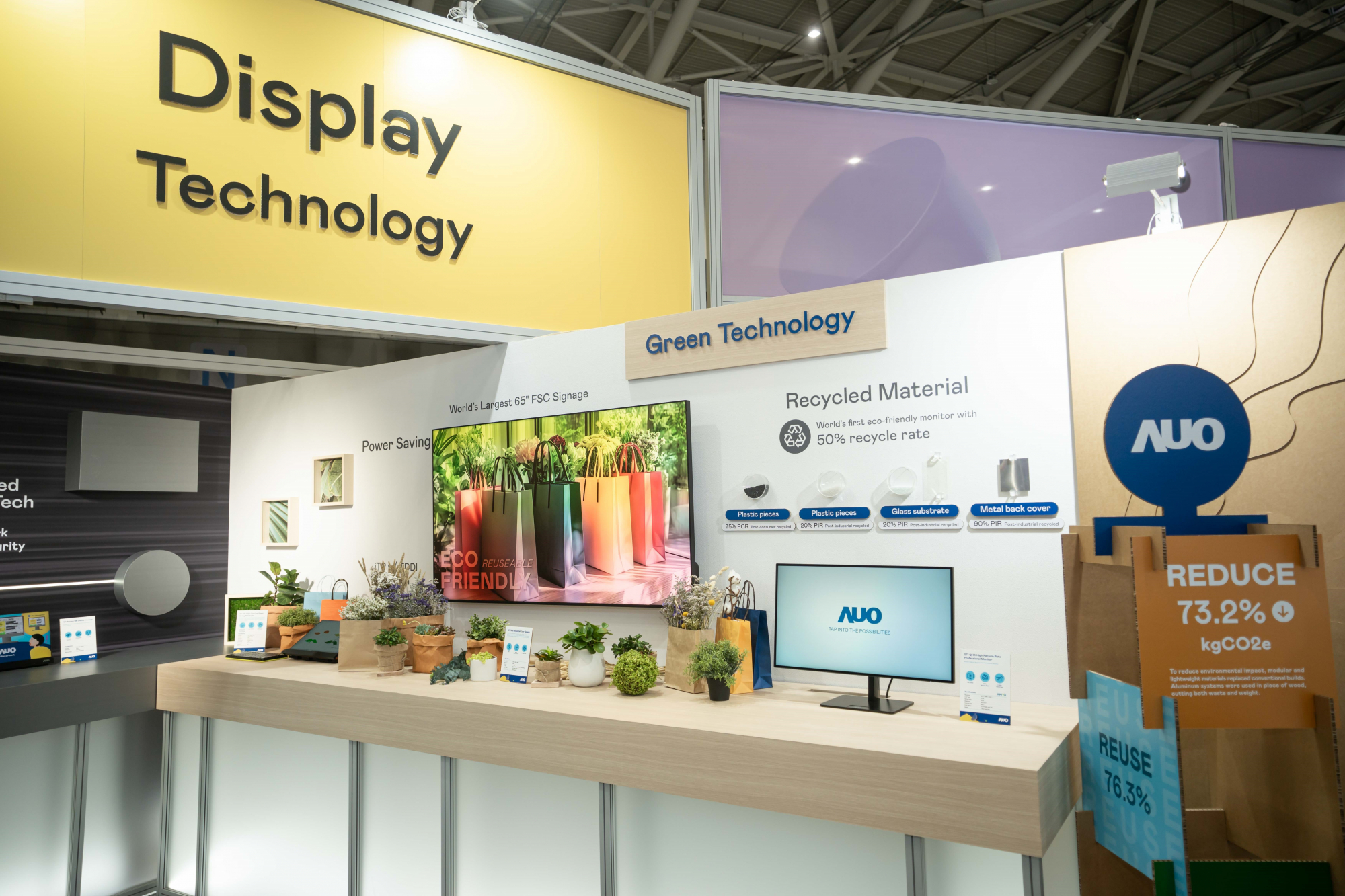 友達Touch Taiwan 2025雙展位再度獲etouch 綠色裝潢設計獎肯定；智慧顯示展位以鋁製模組系統取代傳統木作施作，並在相關裝潢物與設計使用可回收、可重複使用的材料，體現低碳與循環精神。