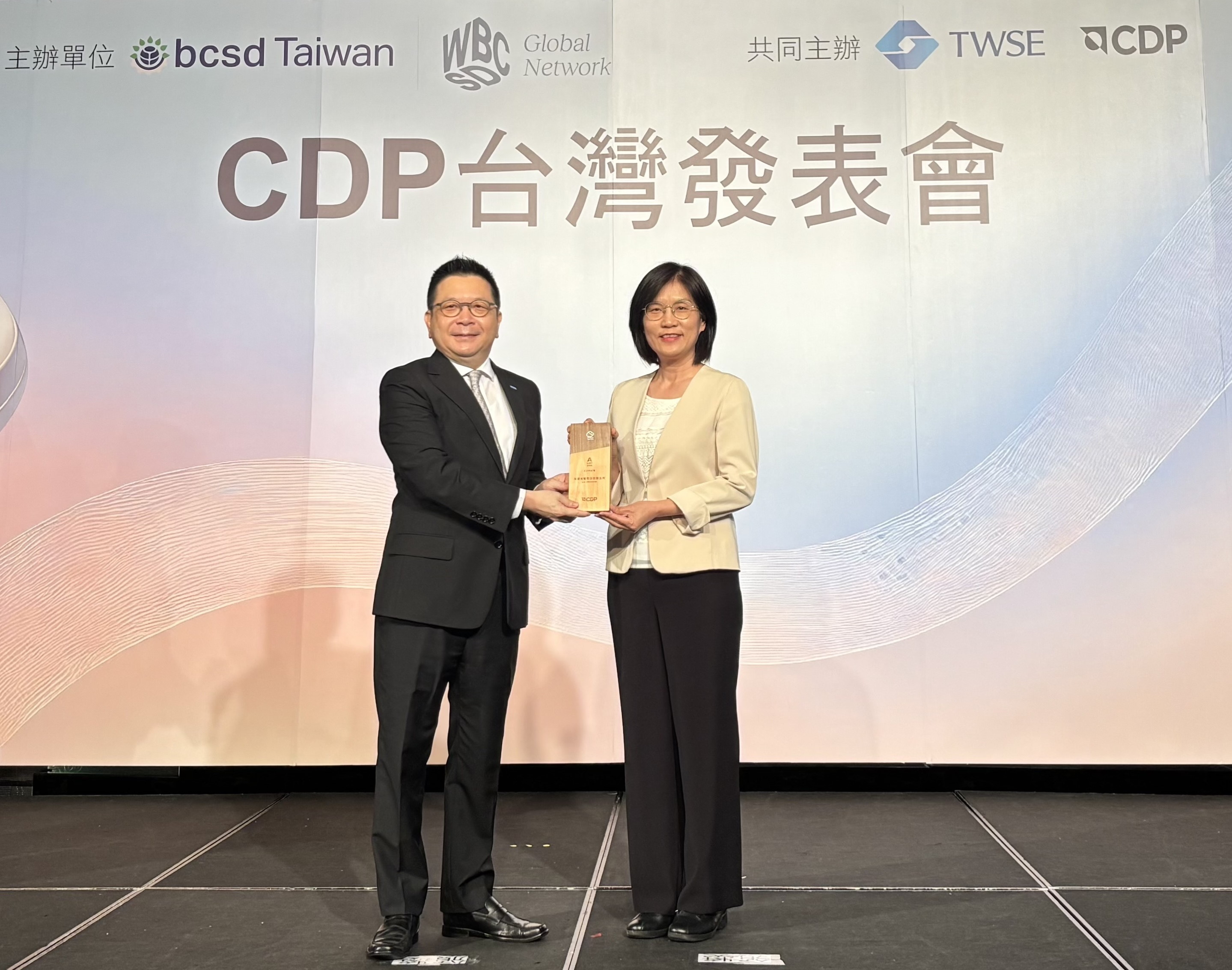 友達永續成果再獲國際評比肯定，獲頒CDP氣候與水資源雙項領導力評級。今由臺灣證券交易所董事長林修銘（左）頒獎，友達光電永續長古秀華（右）代表受獎