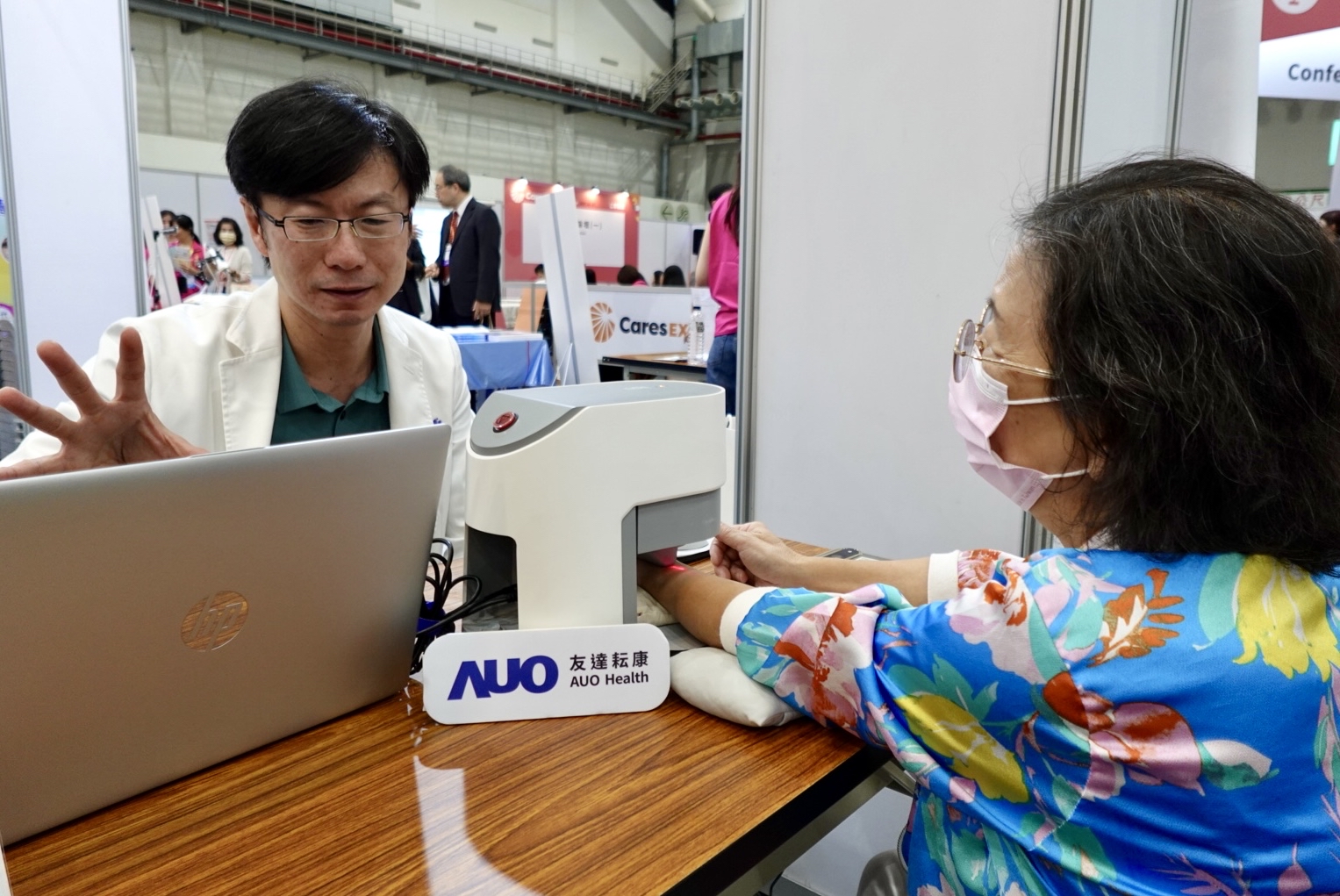 友達耘康與台北市中醫師公會於「2025台北國際照顧博覽會」攜手合作，提供參訪民眾中醫數位化檢測體驗與健康諮詢