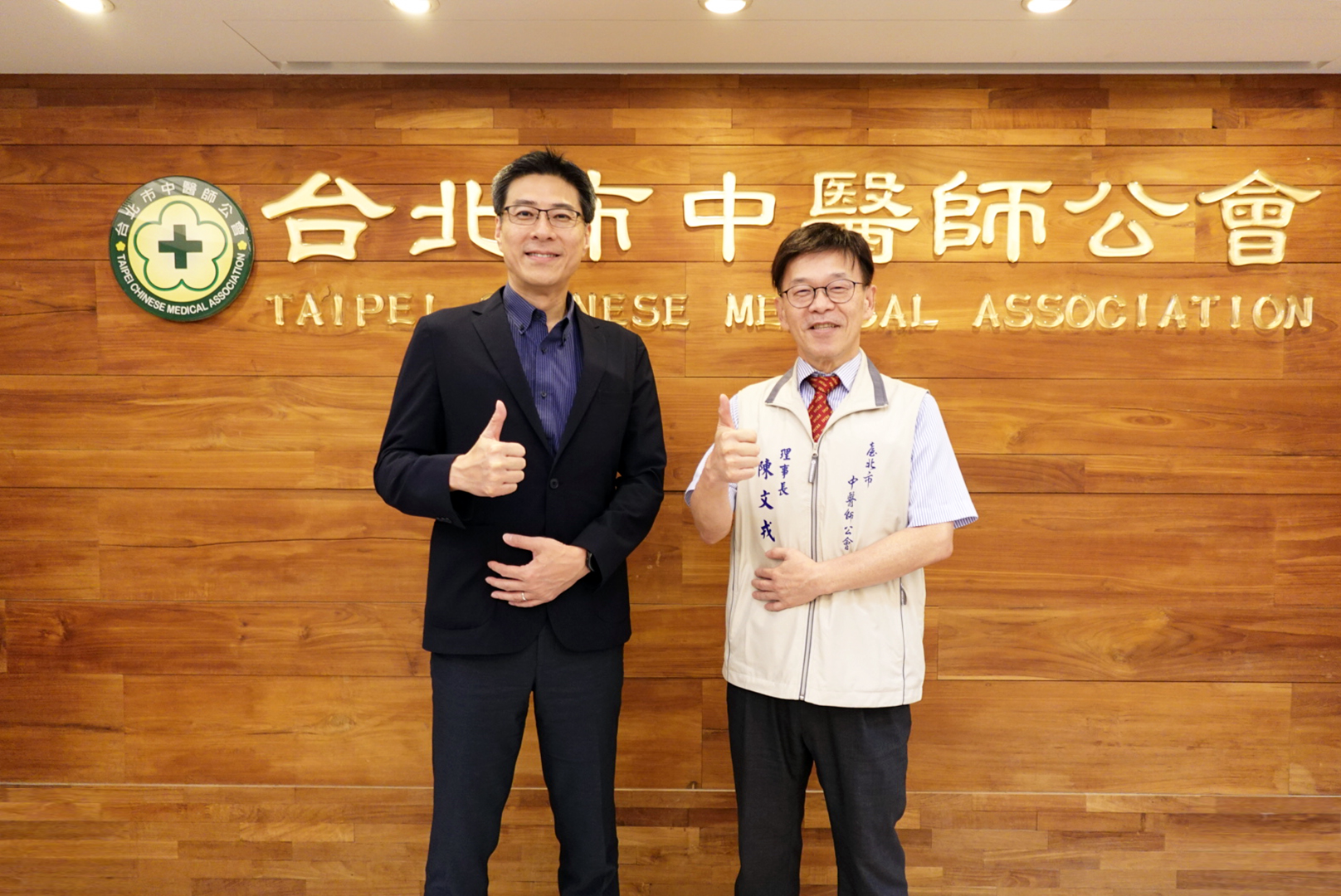 友達耘康積極推動中醫數位化，以創新技術與研發能量串連各界專家，共同建構智慧中醫生態圈；圖為友達耘康廖世宏董事長（左）與台北市中醫師公會陳文戎理事長（右）