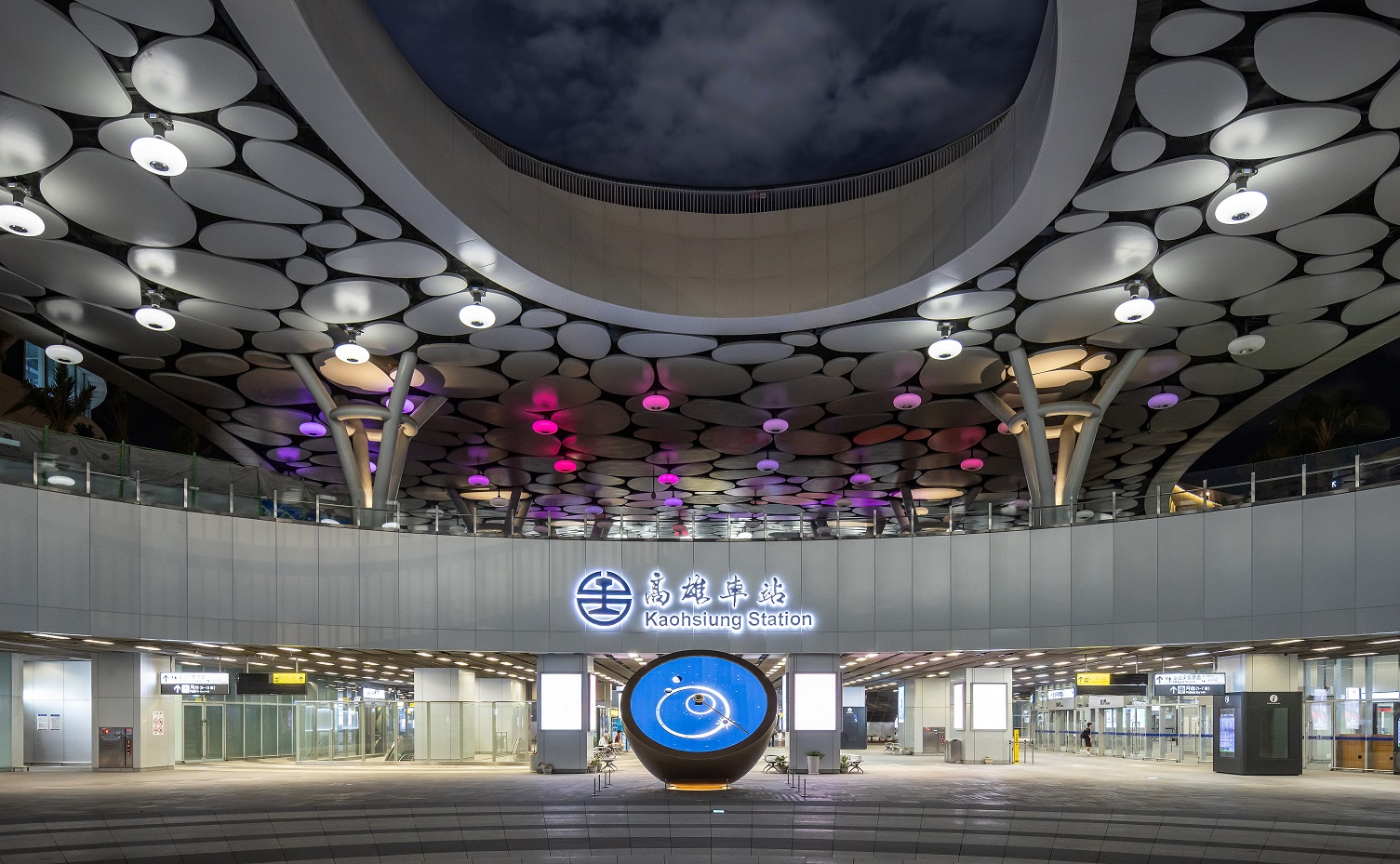 創利空間參與《高雄車站共感空間》公共藝術計畫，擔任視覺科技整合夥伴。於「看時間」天文鐘作品中提供技術指導，整合圓形LED鐘面與鐘體結構，在時間、天象星盤與空間氛圍間生動展演