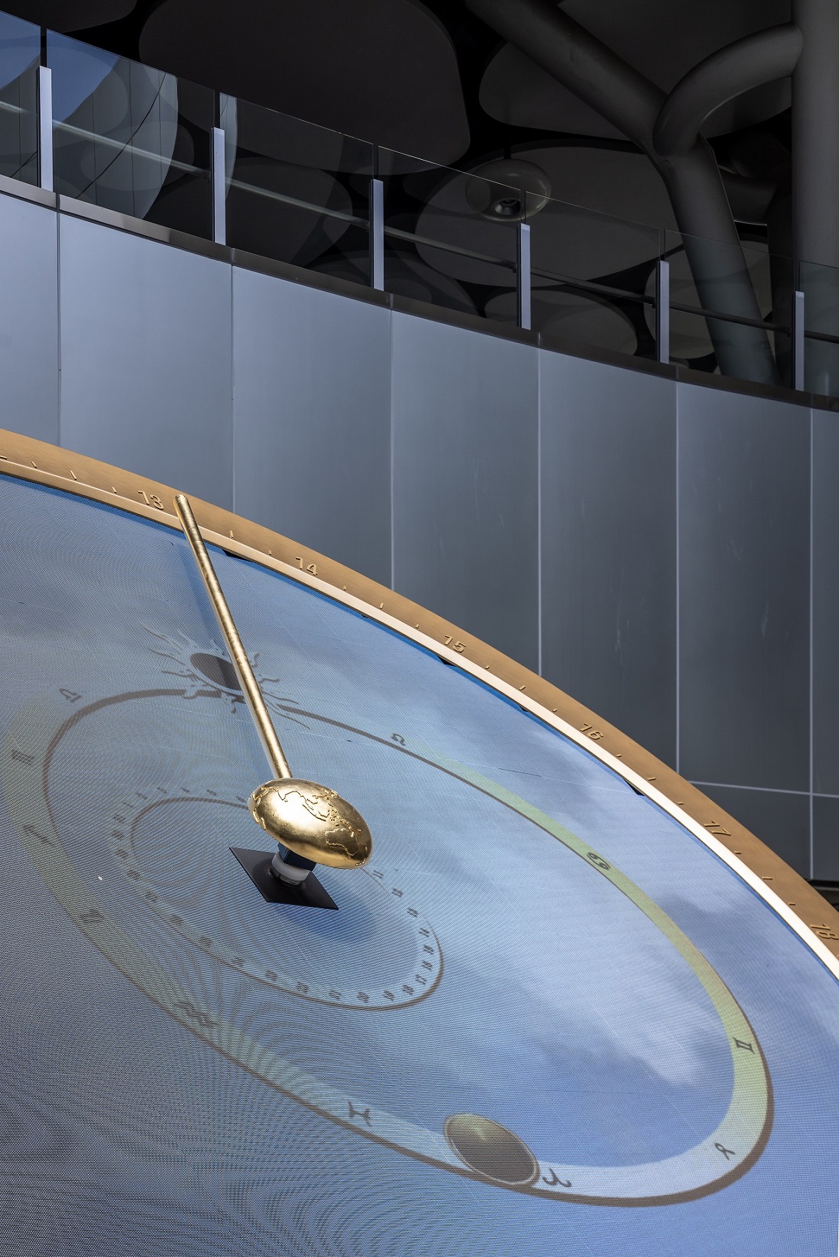 創利空間參與《高雄車站共感空間》公共藝術計畫，擔任視覺科技整合夥伴。於「看時間」天文鐘作品中提供技術指導，整合圓形LED鐘面與鐘體結構，在時間、天象星盤與空間氛圍間生動展演