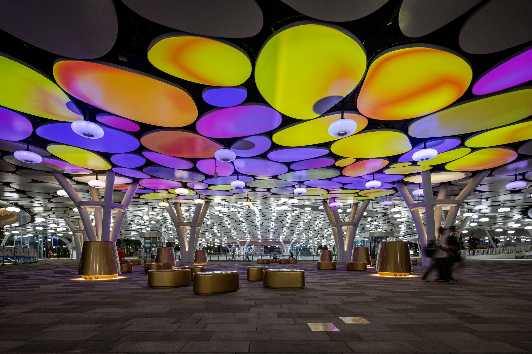 於「染色彩」作品中，創利空間協助藝術團隊將高雄車站天棚2700片鋁製雲朵染上繽紛色彩，從設備設定、光影軟體串接到現場調校，確保光線準確落在雲朵表面，展現層次與意境