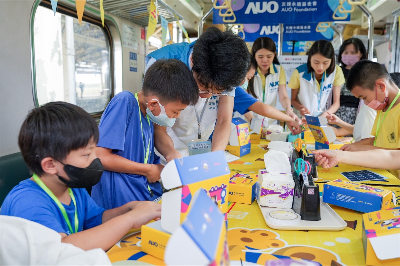 今年友達設計「光電、再生能源、水資源」三大課程主題，攜手供應鏈夥伴默克及大豐環保，以循環經濟理念開發創意教材
