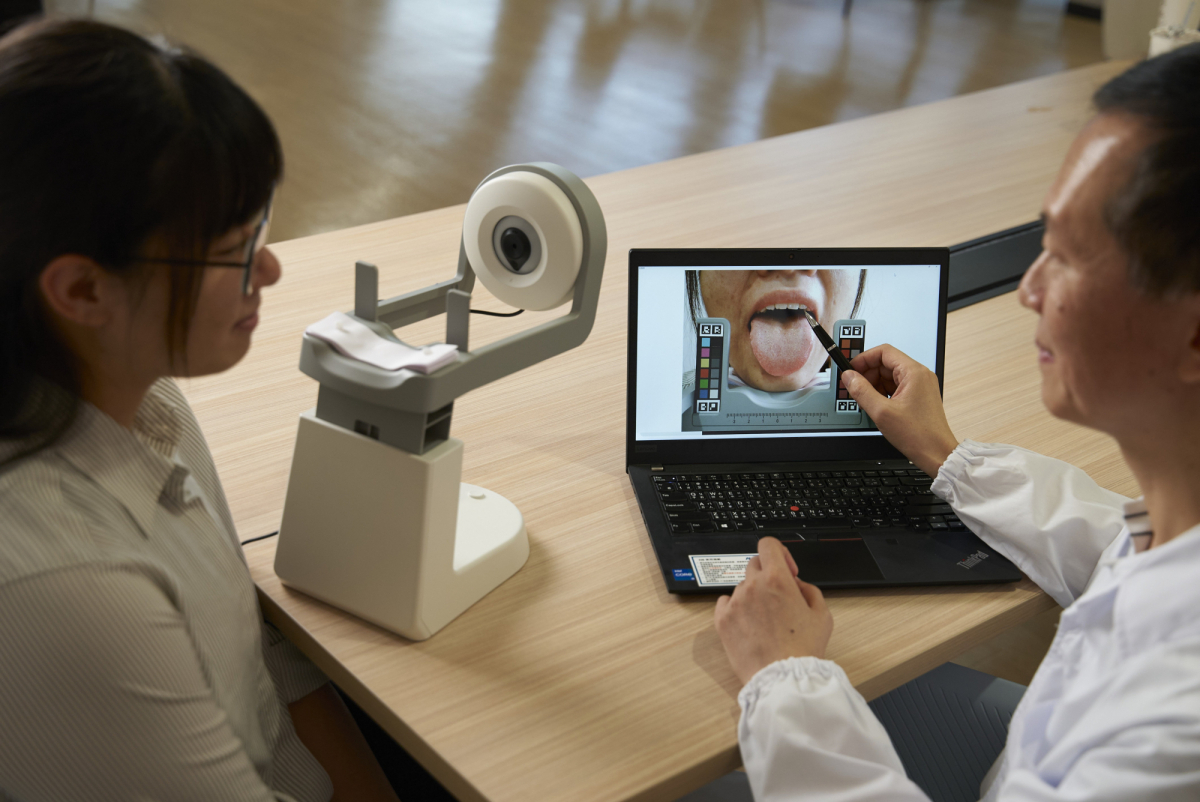 友達耘康的「舌象辨識軟體」則運用AI與大數據技術，可快速辨識舌色、舌形、苔色、苔質等特徵，顯著提升舌象辨識效率，優化檢測流程。