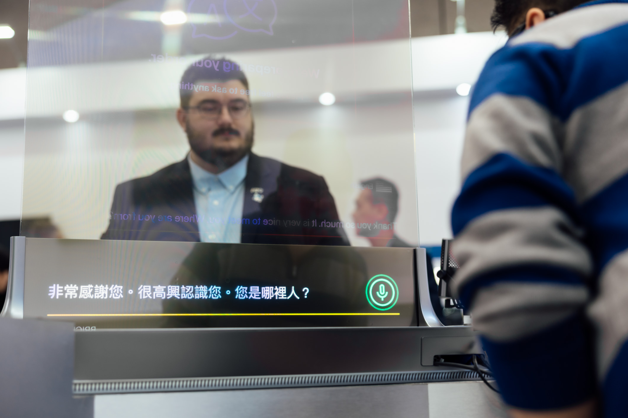 The 42-inch Multilingual AI Ordering System provides real-time multilingual translation while preserving natural eye contact and facial expressions. This enables smooth customer-staff communication and enhances service quality in internationally oriented retail environments.